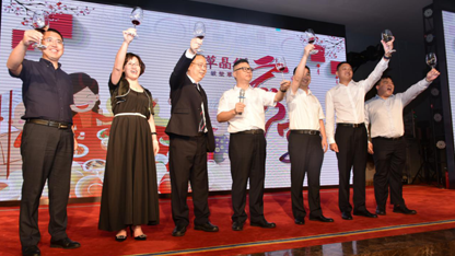 在这个美好的时代，我们要有新视野、新格局，坚持梦想、勇敢前进。生活和工作充满乐感，拥有乐感，就有了积极向上的内驱动力。