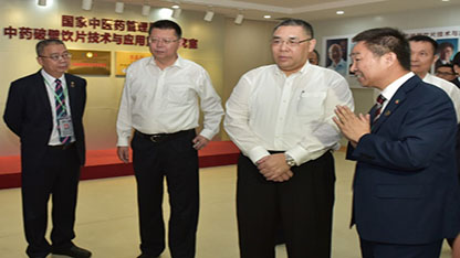 6月25日上午，澳门特区行政长官崔世安率领特区政府代表团，考察中山市中智药业集团，其间，崔世安参观了国家中医药管理局中药破壁饮片技术与应用重点研究室，试饮草晶华西洋参破壁草本，期望中智药业在中药创新方面做出更多更大的贡献。